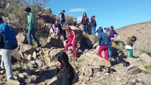 escorial-pibes-entre-las-piedras